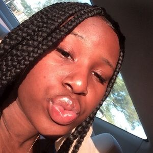 Meet your Posher, Alexia